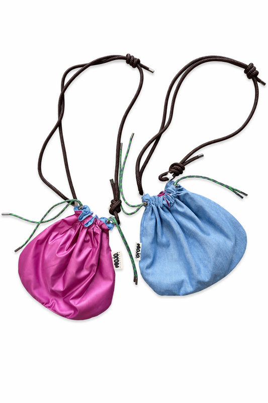 Mojo Bourse (denim bleu & imperméable rose)