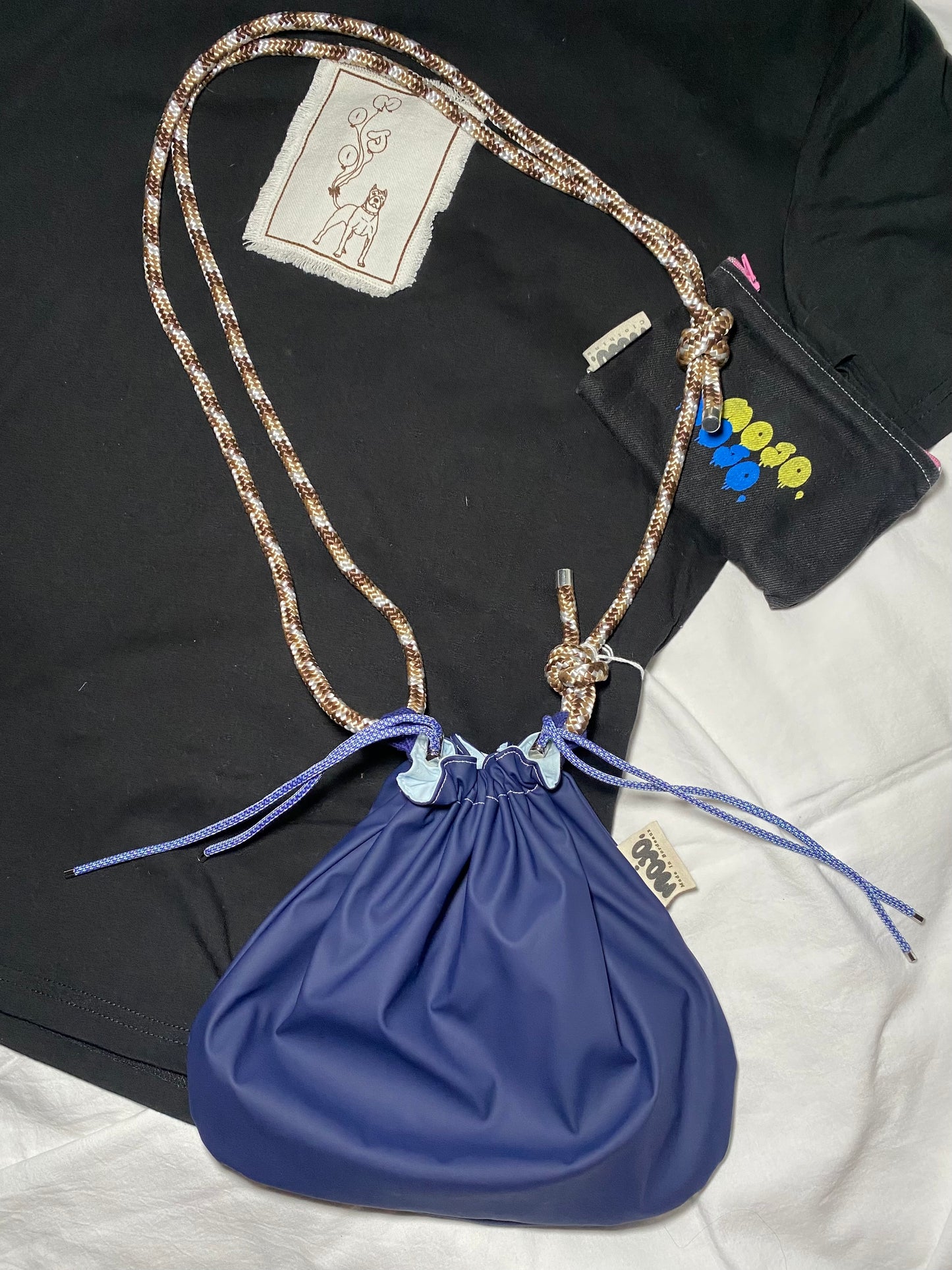 MojoBourse en imperméable marine et toile bleu ciel 🎣