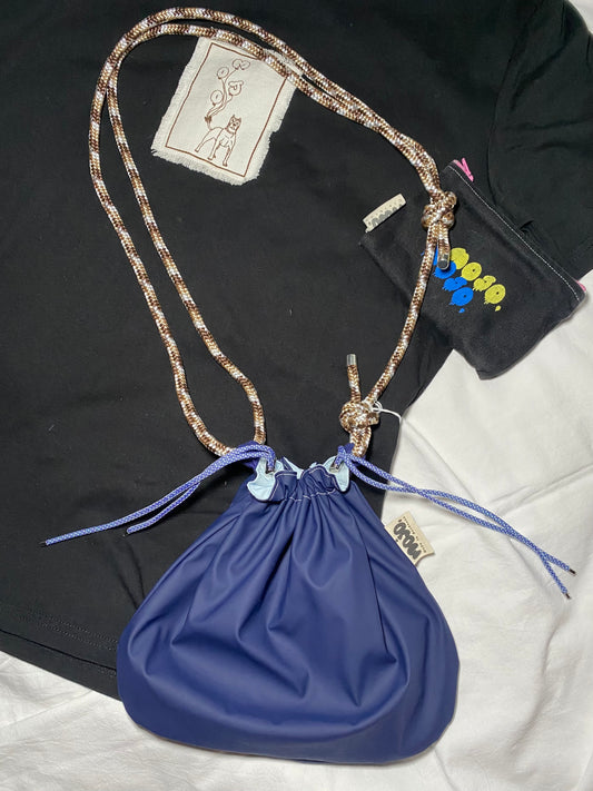MojoBourse en imperméable marine et toile bleu ciel 🎣