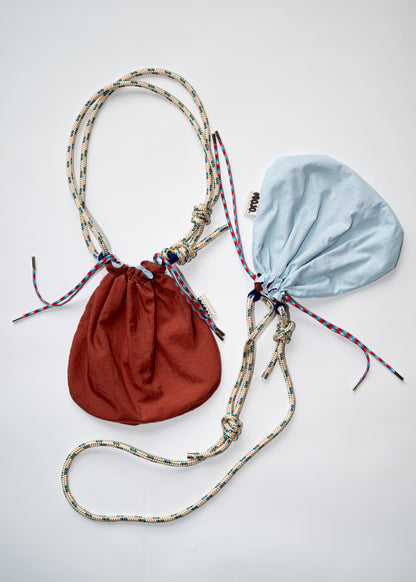 Mojo Bourse (imperméable terracotta & toile de coton bleu ciel)