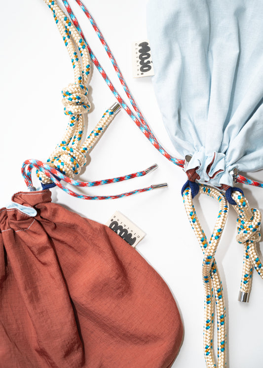 Mojo Bourse (imperméable terracotta & toile de coton bleu ciel)