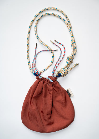 Mojo Bourse (imperméable terracotta & toile de coton bleu ciel)