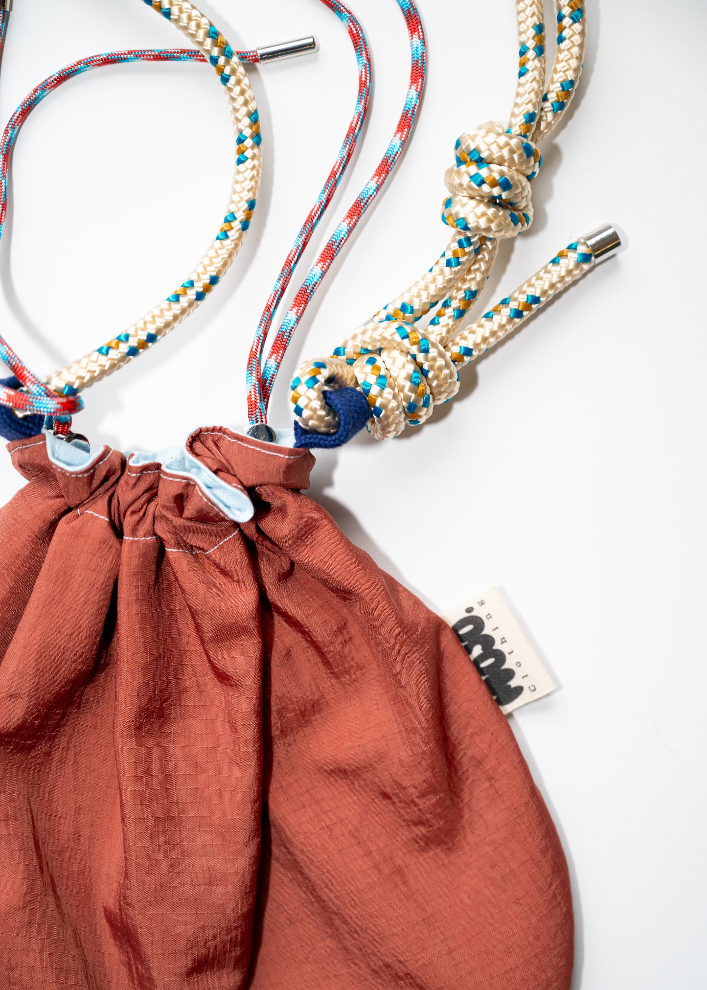 Mojo Bourse (imperméable terracotta & toile de coton bleu ciel)