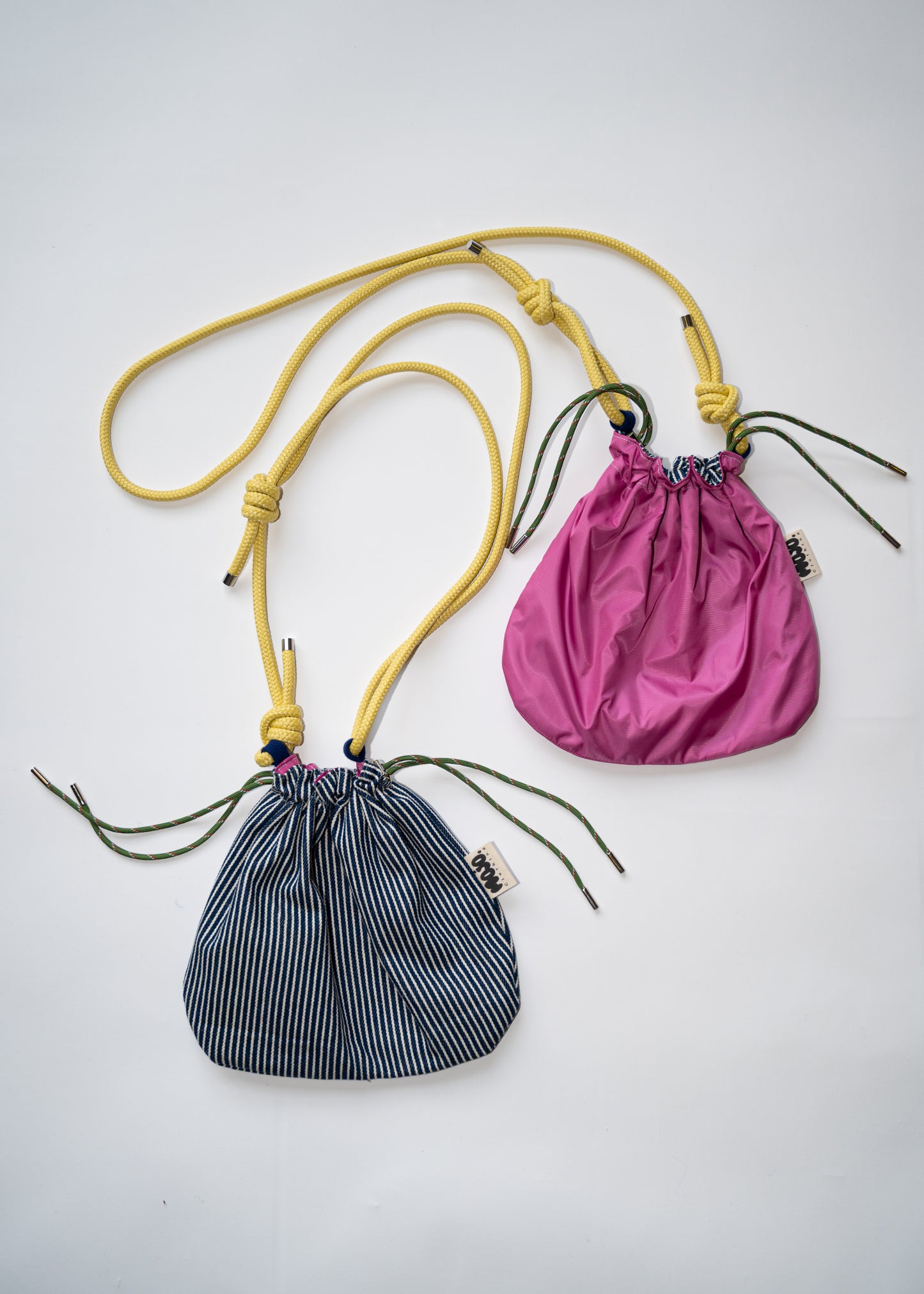 Mojo Bourse (denim rayé & imperméable rose)