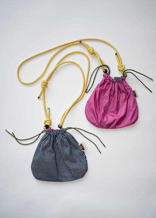 Mojo Bourse (denim rayé & imperméable rose)