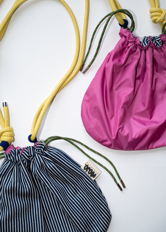 Mojo Bourse (denim rayé & imperméable rose)