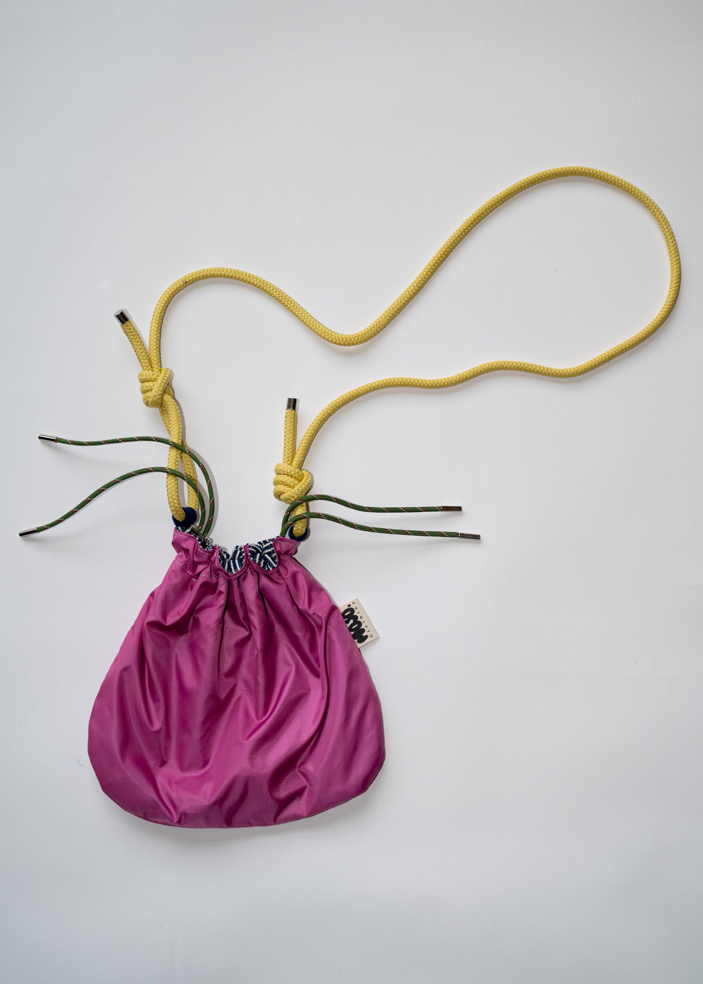 Mojo Bourse (denim rayé & imperméable rose)