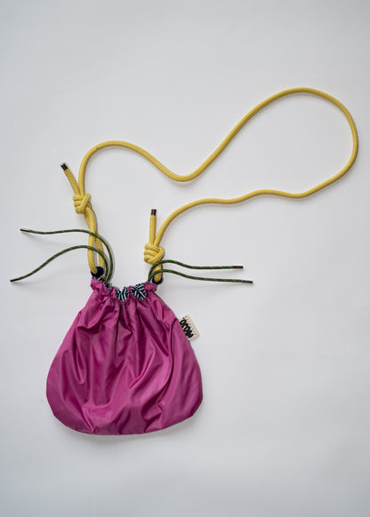 Mojo Bourse (denim rayé & imperméable rose)