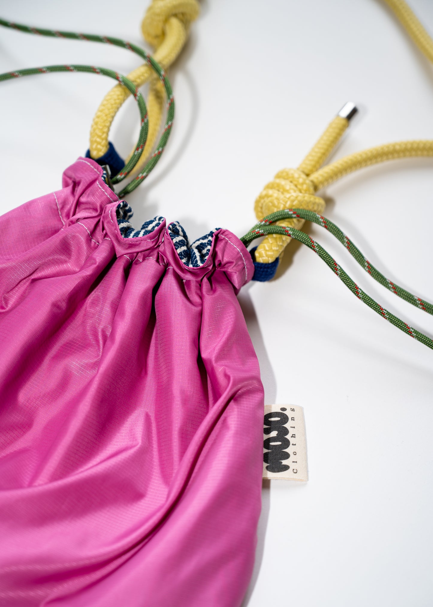 Mojo Bourse (denim rayé & imperméable rose)