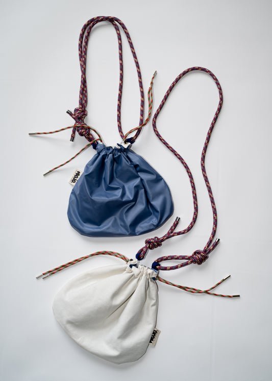 Mojo Bourse (denim écru & imperméable bleu gris)