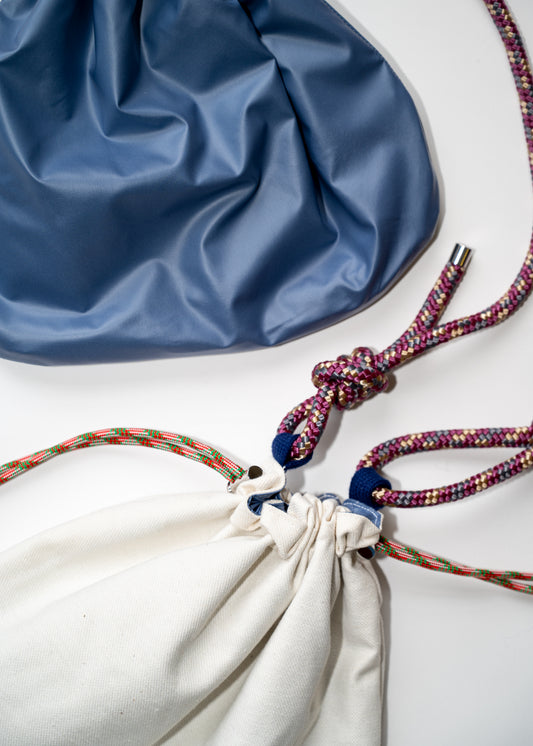 Mojo Bourse (denim écru & imperméable bleu gris)