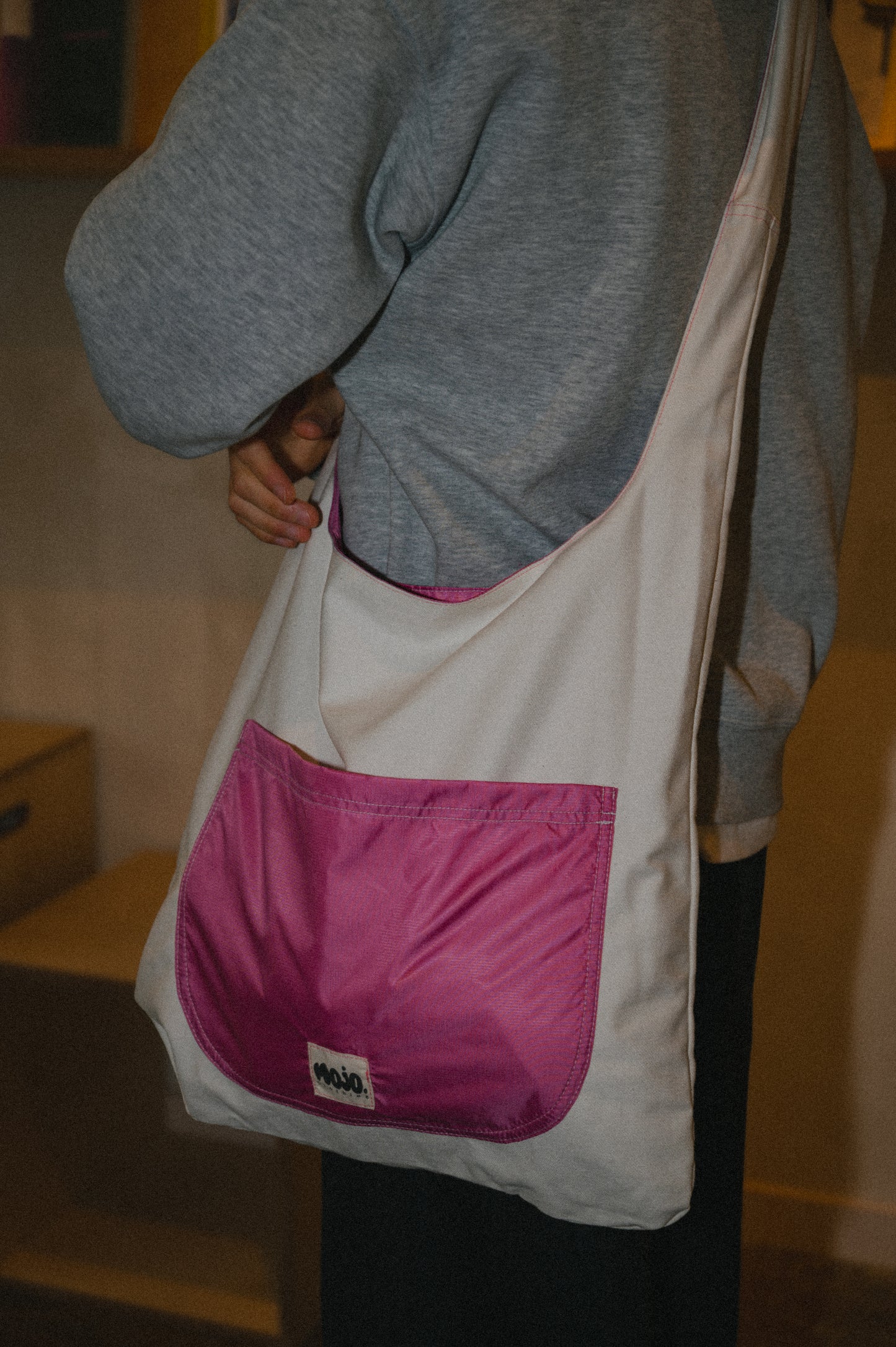 Mojo Bag (denim écru & imperméable rose)